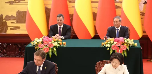 FOTOGRAFÍA. PEKÍN (REPUBLICA POPULAR CHINA), 11 DE ABRIL DE 2025. España y el régimen comunista de la República Popular China acuerdan "facilitar" la exportación de productos españoles y refuerzan la cooperación en ciencia, educación y cultura. El ministro de Agricultura, Pesca y Alimentación, Luis Planas (i), y la ministra de la Administración General de Aduanas de China, Sun Meijun (d), en la firma de acuerdos. Lasvocesdelpueblo (Ñ Pueblo)