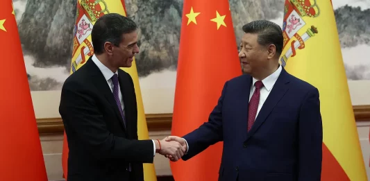 FOTOGRAFÍA. PEKÍN (REPUBLICA POPULAR CHINA), 11 DE ABRIL DE 2025. España y el régimen comunista de la República Popular China acuerdan "facilitar" la exportación de productos españoles y refuerzan la cooperación en ciencia, educación y cultura. El presidente del Gobierno, Pedro Sánchez Pérez-Castejón (i), y el presidente de la República Popular China, Xi Jinping (d), conversan durante su encuentro. Lasvocesdelpueblo (Ñ Pueblo)