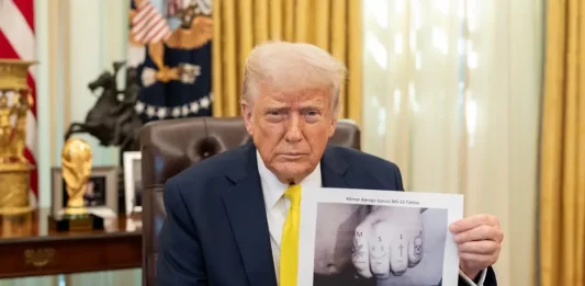 FOTOGRAFÍA. WASHINGTON (ESTADOS UNIDOS DE AMÉRICA), VIERNES SANTO 18 DE ABRIL DE 2025. El mandatario del Mundo Libre, 45º y 47º presidente de United States of America (USA) por el Partido Republicano, Donald John Trump, ha difundido este viernes informaciones estremecedores sobre el inmigrante peligroso deportado por "error" a El Salvador, Kilmar Abrego García. De acuerdo con su ficha policial, el expulsado de United States of America es un maltratador de mujer, además de pertenecer a la organización terrorista internacional de pandillas criminales "Mara Salvatrucha (MS)/Mara/(MS-13)", así como exhibe las siglas "MS-13" tatuado en los nudillos de su mano. Lasvocesdelpueblo (Ñ Pueblo)