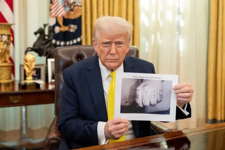 FOTOGRAFÍA. WASHINGTON (ESTADOS UNIDOS DE AMÉRICA), VIERNES SANTO 18 DE ABRIL DE 2025. El mandatario del Mundo Libre, 45º y 47º presidente de United States of America (USA) por el Partido Republicano, Donald John Trump, ha difundido este viernes informaciones estremecedores sobre el inmigrante peligroso deportado por "error" a El Salvador, Kilmar Abrego García. De acuerdo con su ficha policial, el expulsado de United States of America es un maltratador de mujer, además de pertenecer a la organización terrorista internacional de pandillas criminales "Mara Salvatrucha (MS)/Mara/(MS-13)", así como exhibe las siglas "MS-13" tatuado en los nudillos de su mano. Lasvocesdelpueblo (Ñ Pueblo)
