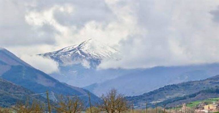 FOTOGRAFÍA. SAN MILLÁN DE COLLADO 8LA RIOJA) REINO DE ESPAÑA, 05 DE ABRIL DE 2025. Vista del monte San Lorenzo desde el valle de San Millán de la Cogolla este sábado, 5 de abril. Efe 