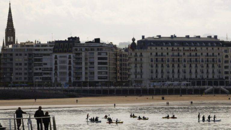 FOTOGRAFÍA. SAN SEBASTIÓN (LAS VASCONGADAS) REINO DE ESPAÑA, 02 DE ABRIL DE 2025. Un grupo de bañistas practican con piraguas y tablas de paddle surf este miércoles en la playa de la Concha de San Sebastián (Las Vascongadas). Efe