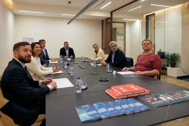 FOTOGRAFÍA. MADRID (REINO D EESPAÑA), 25 DE ABRIL DE 2025. El presidente de VOX y de la Fundación Disenso, Santiago Abascal Conde, presidió hoy el primer "Consejo Asesor Internacional (CAI) de Fundación Disenso. A la reunión han asistido presencialmente varios miembros del Consejo, como el el ministro de Industria y Energía entre 1979 y 1980 siendo presidente del Gobierno de España Adolfo Suárez González, Carlos Bustelo y García del Real; el periodista Mario Noya Montañez; el politólogo Agustín Laje Arrigoni (que se incorporó recientemente al Consejo Asesor Internacional); el europarlamentario Hermann Leopoldo Tertsch del Valle-Lersundi (Hermann Tertsch), y la diputada en la Asamblea de Madrid, Ana Velasco Vidal-Abarca. Además, han asistido virtualmente, a través de videollamada, el diplomático brasileño y ministro de Relaciones Exteriores de Brasil entre 2019 y 2021, Ernesto Henrique Fraga Araújo; el periodista Orlando José Avendaño Linares;  el poeta, crítico literario, escritor, profesor, columnista y traductor español, Enrique García-Máiquez; el analista senior de la Heritage Foundation, Mike González; y el empresario y ex diputado uruguayo, Pablo Viana. Lasvocesdelpueblo (Ñ Pueblo)