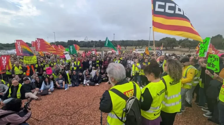 FOTOGRAFÍA. VILA-SECA (TARRAGONA) CATALUÑA (REINO DE ESPAÑA, 19 DE ABRIL DE 2025.- Cientos de trabajadores en huelga protestan esta mañana frente a las puertas de PortAventura World. Efe