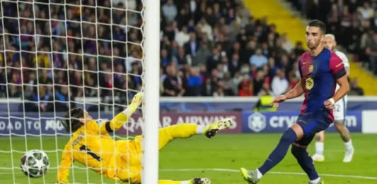 FOTOGRAFÍA. BARCELONA (CATALUÑA) REINO DE ESPAÑA, 30 DE ABRIL DE 2025. El delantero del FC Barcelona, Ferrán Torres (d), remata ante el guardameta suizo del Inter, Yan Sommer, en la jugada que ha significado el segundo gol del equipo blaugrana durante el encuentro correspondiente a la ida de las semifinales de la Liga de Campeones que disputan FC Barcelona e Inter en el estadio Olímpico Lluis Company, en Barcelona. Efe