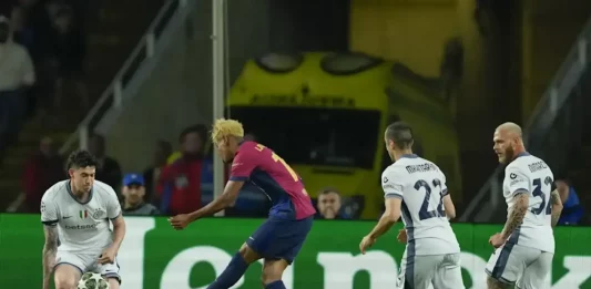 FOTOGRAFÍA. BARCELONA (CATALUÑA) REINO DE ESPAÑA, 30 DE ABRIL DE 2025. El delantero del Barcelona Lamine Yamal anota el primer gol del equipo durante el encuentro correspondiente a la ida de las semifinales de la Liga de Campeones que disputan FC Barcelona e Inter en el estadio Olímpico Lluis Company, en Barcelona. Efe