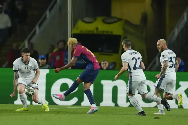 FOTOGRAFÍA. BARCELONA (CATALUÑA) REINO DE ESPAÑA, 30 DE ABRIL DE 2025. El delantero del Barcelona Lamine Yamal anota el primer gol del equipo durante el encuentro correspondiente a la ida de las semifinales de la Liga de Campeones que disputan FC Barcelona e Inter en el estadio Olímpico Lluis Company, en Barcelona. Efe