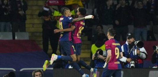 FOTOGRAFÍA. BARCELONA (CATALUÑA) REINO DE ESPAÑA, 09 DE ABRIL DE 2025. El delantero del FC Barcelona Lamine Yamal (c) celebra su gol con Raphinha (i) durante el partido de ida de los cuartos de final de la Liga de Campeones que disputan FC Barcelona y Borussia Dortmund hoy miércoles en el Estadio Olímpico Lluís Companys. Efe