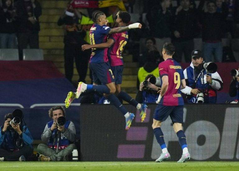FOTOGRAFÍA. BARCELONA (CATALUÑA) REINO DE ESPAÑA, 09 DE ABRIL DE 2025. El delantero del FC Barcelona Lamine Yamal (c) celebra su gol con Raphinha (i) durante el partido de ida de los cuartos de final de la Liga de Campeones que disputan FC Barcelona y Borussia Dortmund hoy miércoles en el Estadio Olímpico Lluís Companys. Efe
