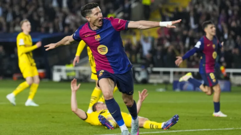 FOTOGRAFÍA. BARCELONA (CATALUÑA) REINO DE ESPAÑA, 09 DE ABRIL DE 2025. El delantero del Barcelona Robert Lewandowski celebra tras marcar el tercer gol ante el Dortmund, durante el partido de ida de cuartos de final de la Liga de Campeones que FC Barcelona y Borussia Dortmund disputaron en el Estadio Olímpico Lluis Companys. Efe