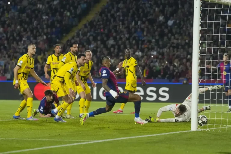 FOTOGRAFÍA. BARCELONA (CATALUÑA) REINO DE ESPAÑA, 09 DE ABRIL DE 2025. El delantero brasileño del FC Barcelona, Raphinha (2d), intenta rematar el balón ante el guardameta del Borussia, Gregor Kobel, en la jugada que ha significado el primer gol del equipo blaugrana durante el encuentro correspondiente a la ida de los cuartos de final de la Liga de Campeones que disputaron FC Barcelona y Borussia Dortmund en el Estadio Olímpico de Montjuic, en Barcelona. Efe