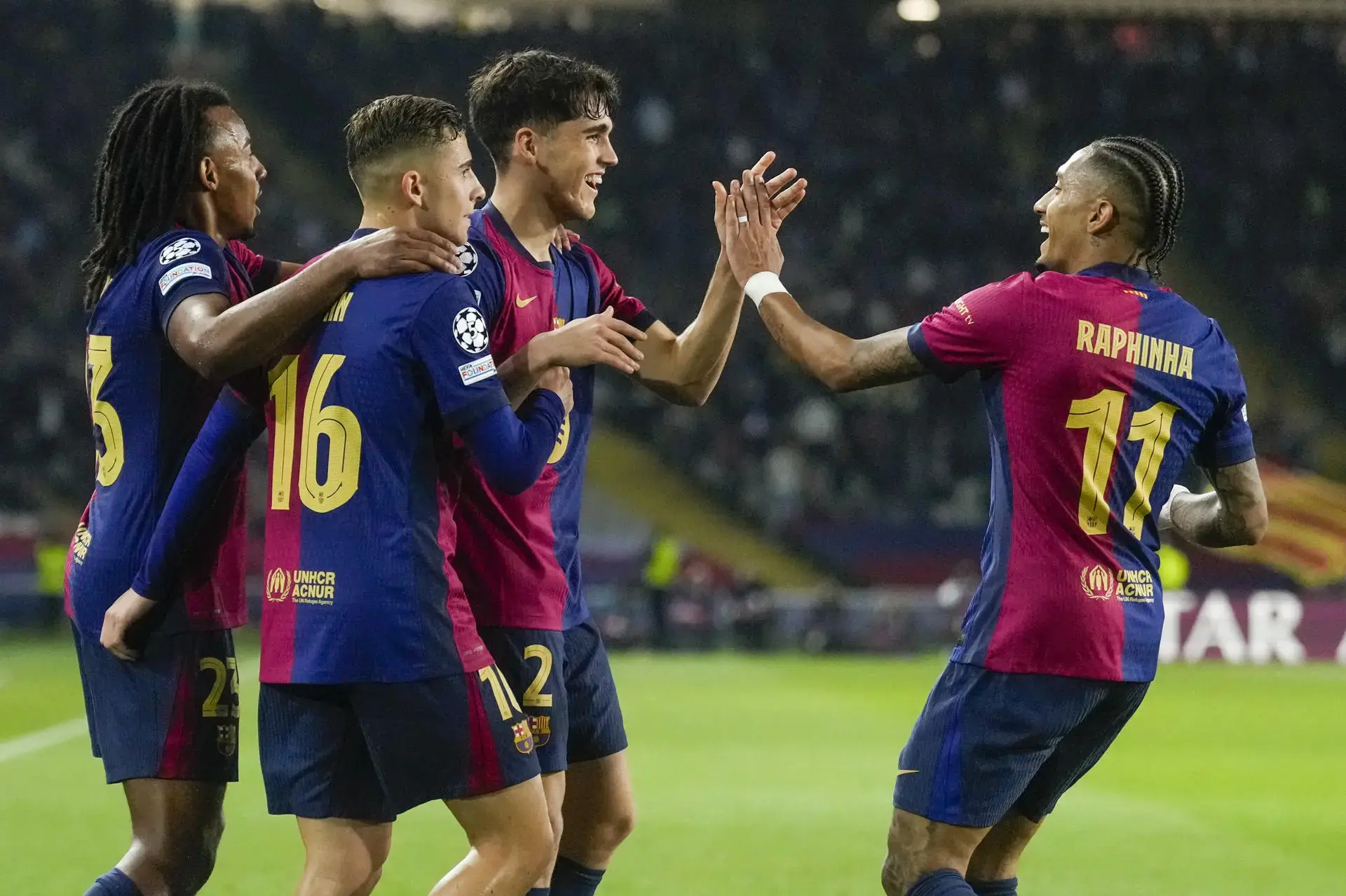 FOTOGRAFÍA. BARCELONA (CATALUÑA) REINO DE ESPAÑA, 09 DE ABRIL DE 2025. Los jugadores del FC Barcelona celebran el primer gol del equipo blaugrana durante el encuentro correspondiente a la ida de los cuartos de final de la Liga de Campeones que disputan hoy miércoles FC Barcelona y Borussia Dortmund en el Estadio Olímpico de Montjuic, en Barcelona. Efe