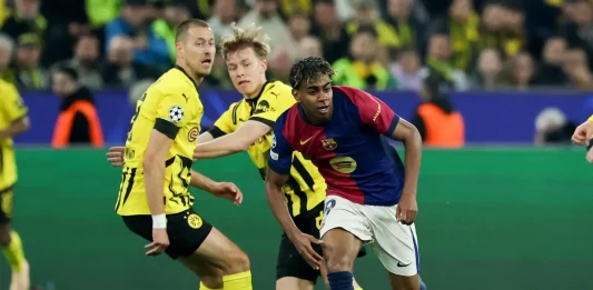 FOTOGRAFÍA. DORTMUND (ALEMANIA), 15 DE ABRIL DE 2025. El extremo Lamine Yamal (d), del Barcelona, ante Waldemar Anton, del Dortmund, durante el partido de de vuelta de cuartos de final de la UEFA Champions League entre Borussia Dortmund y FC Barcelona, en Dortmund, Alemania. Efe