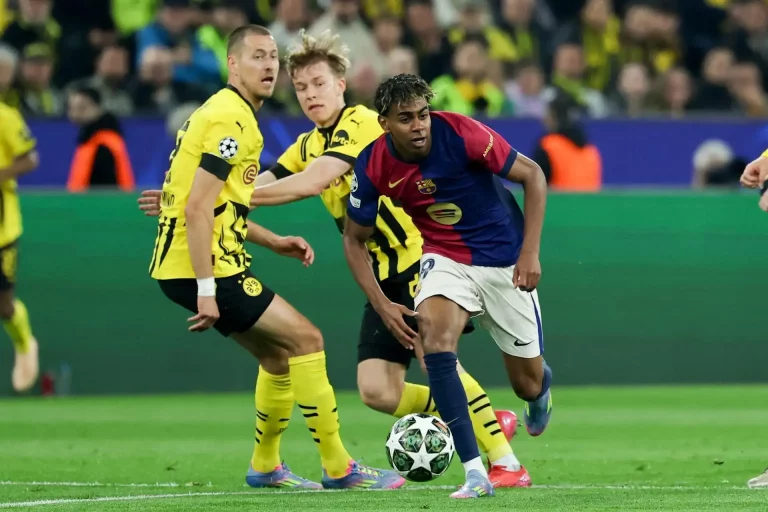 FOTOGRAFÍA. DORTMUND (ALEMANIA), 15 DE ABRIL DE 2025. El extremo Lamine Yamal (d), del Barcelona, ante Waldemar Anton, del Dortmund, durante el partido de de vuelta de cuartos de final de la UEFA Champions League entre Borussia Dortmund y FC Barcelona, en Dortmund, Alemania. Efe