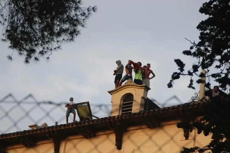 FOTOGRAFÍA. EL MASNOU (BARCELONA) ESPAÑA, 04.07.2019. Vista de un grupo de inmigrantes islamistas 'Menores no Acompañados (MENAS), unos cogiendo sus digitales y haciendo gestos obscenos mientras otros atancan con piedras a las vecinas y vecinos de la localidad española ubicada en la comarca de El Maresme (Barcelona), El Masnou, hoy desde el tejado del albergue donde están alojados por la generalidad de Cataluña y cobran '638 euros' mensuales, después del intento de agresión sexual de una joven de éste pueblo por parte de esos grupos de inmigrantes MENAS. Lasvocesdelpueblo