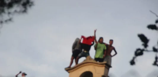 FOTOGRAFÍA. EL MASNOU (BARCELONA) ESPAÑA, 04.07.2019. Vista de un grupo de inmigrantes islamistas 'Menores no Acompañados (MENAS), unos cogiendo sus digitales y haciendo gestos obscenos mientras otros atancan con piedras a las vecinas y vecinos de la localidad española ubicada en la comarca de El Maresme (Barcelona), El Masnou, hoy desde el tejado del albergue donde están alojados por la generalidad de Cataluña y cobran '638 euros' mensuales, después del intento de agresión sexual de una joven de éste pueblo por parte de esos grupos de inmigrantes MENAS. Lasvocesdelpueblo