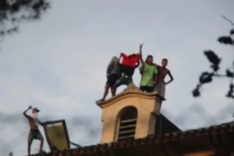 FOTOGRAFÍA. EL MASNOU (BARCELONA) ESPAÑA, 04.07.2019. Vista de un grupo de inmigrantes islamistas 'Menores no Acompañados (MENAS), unos cogiendo sus digitales y haciendo gestos obscenos mientras otros atancan con piedras a las vecinas y vecinos de la localidad española ubicada en la comarca de El Maresme (Barcelona), El Masnou, hoy desde el tejado del albergue donde están alojados por la generalidad de Cataluña y cobran '638 euros' mensuales, después del intento de agresión sexual de una joven de éste pueblo por parte de esos grupos de inmigrantes MENAS. Lasvocesdelpueblo