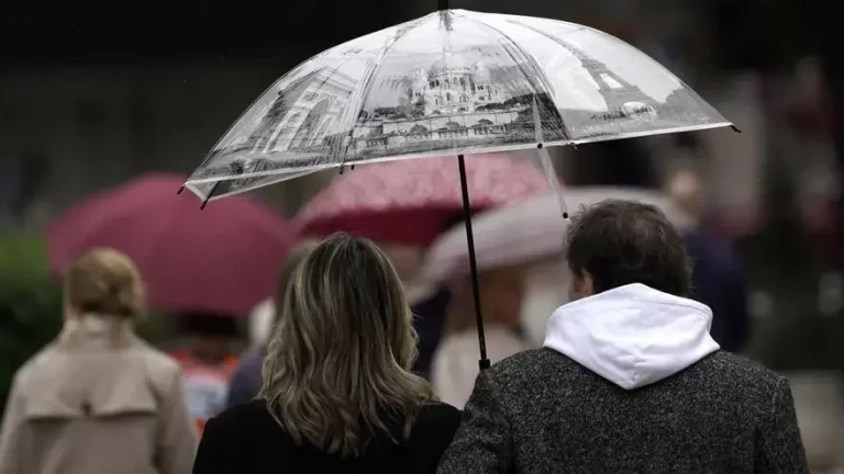 FOTOGRAFÍA. OVIEDO (ASTURIAS) REINO DE ESPAÑA, 18 DE ABRIL DE 2025. Viandantes con paraguas en las inmediaciones del hotel de la Reconquista este viernes. Una nueva borrasca se está acercando este viernes a la Península, entrando por Galicia, y dejará lluvia y nieve en zonas altas en el cuadrante noroeste peninsular. Efe