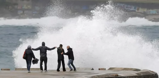 FOTOGRAFÍA. LA CORUÑA (GALICIA) REINO DE ESPAÑA, 19 DE ABRIL DE 2025. Varias personas se asomaban al mar en el paseo marítimo de La Coruña en una jornada en la que a causa de los fenómenos meteorológicos adversos se mantiene activada la alerta naranja (riesgo importante) en el litoral atlántico, según informa la web de la Agencia Estatal de Meteorología. Efe