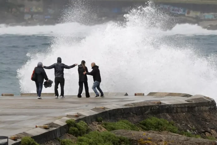 FOTOGRAFÍA. LA CORUÑA (GALICIA) REINO DE ESPAÑA, 19 DE ABRIL DE 2025. Varias personas se asomaban al mar en el paseo marítimo de La Coruña en una jornada en la que a causa de los fenómenos meteorológicos adversos se mantiene activada la alerta naranja (riesgo importante) en el litoral atlántico, según informa la web de la Agencia Estatal de Meteorología. Efe