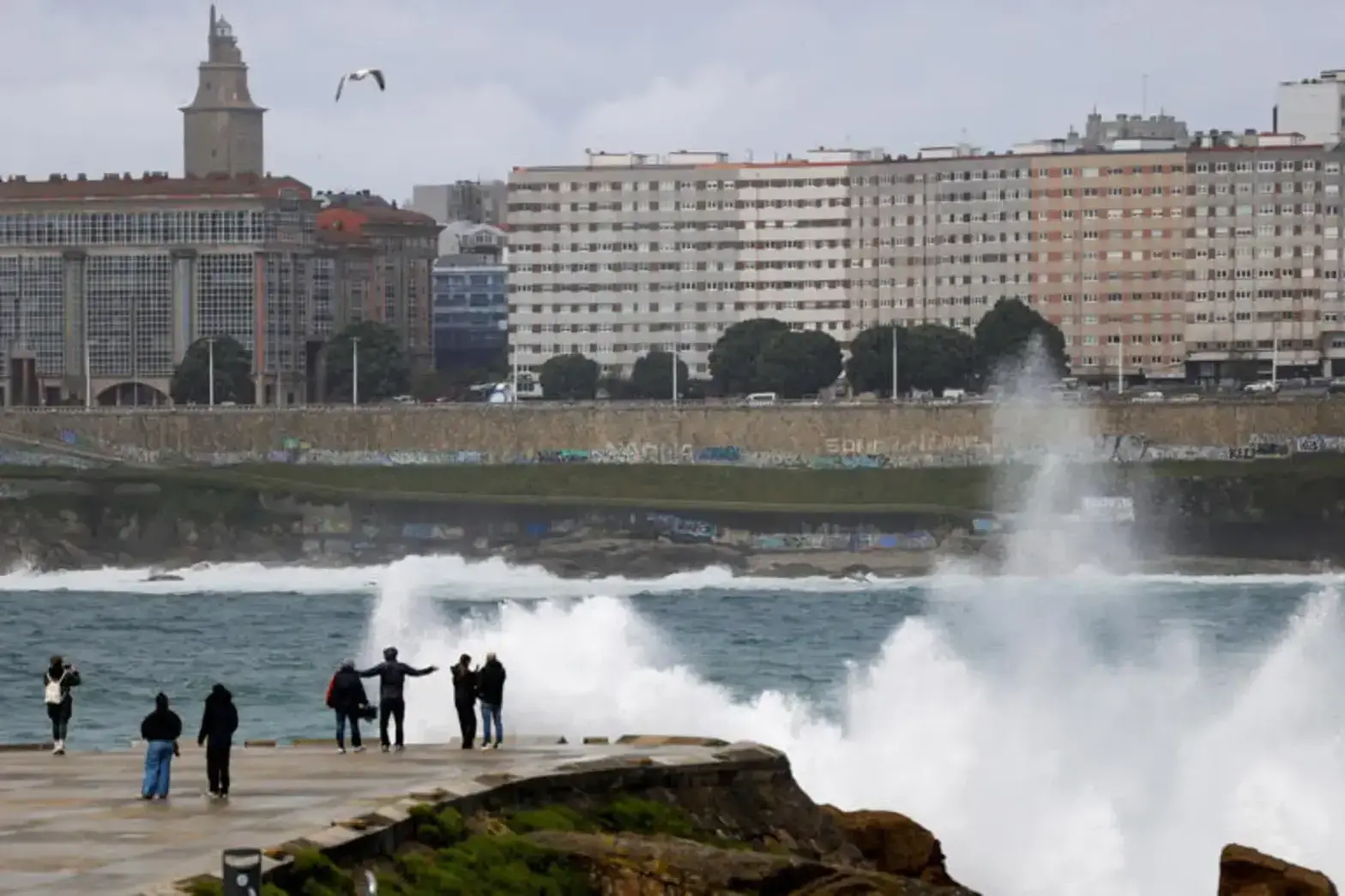 FOTOGRAFÍA. LA CORUÑA (GALICIA) REINO DE ESPAÑA, 19 DE ABRIL DE 2025. Varias personas se asomaban al mar en el paseo marítimo de La Coruña en una jornada en la que a causa de los fenómenos meteorológicos adversos se mantiene activada la alerta naranja (riesgo importante) en el litoral atlántico, según informa la web de la Agencia Estatal de Meteorología. Efe