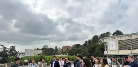 FOTOGRAFÍA. BELLATERRA (BARCELONA) REINO DE ESPAÑA, 25 DE ABRIL DE 2025. El catedrático de Derecho Internacional Privado, el profesor Rafael Arenas; ofrece una conferencia en Plaza Cívica, a cielo abierto, como única alternativa viable, de la Universidad Autónoma de Barcelona (UAB), sin contar con la participación de la profesora Susana Beltrán, ante censura, veto y bloqueo institucional de la Facultad de Derecho a la asociación juvenil S'ha Acabat! (S'!); un evento presentado por el representante de S'ha Acabat! en la UAB, Adrián Fernández; moderado por el responsable de prensa de la asociación, Martí Boada; y la presidente de S'!, Andrea Llopart Gonzalo. Estuvieron presentes estudiantes y simpatizantes, así como destacados representantes políticos: Alberto Tarradas Peneque y Júlia Calvet Puig, diputados de Vox en el Parlament de Catalunya; junto con Christian Escribano, Pau Ferran y Hugo Manchón, diputados del Partido Popular. Lasvocesdelpueblo (Ñ Pueblo)