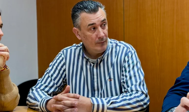 FOTOGRAFÍA. REUS (TARRAGONA) REINO DE ESPAÑA, 15 DE ABRIL DE 2023. El portavoz del Grupo municipal de VOX en el Ayuntamiento de Reus, ciudad de la provincia de Tarragona (Cataluña), Francisco Javier Vaquero Rodríguez (Javier Vaquero). Lasvocesdelpueblo (Ñ Pueblo)