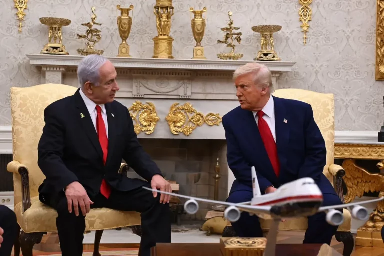 FOTOGRAFÍA. WASHINGTON (ESTADOS UNIDOS DE AMÉRICA), 07 DE ABRIL DE 2025. Segundo encuentro entre Donald John Trump (Estados Unidos de América) y Benjamín Netanyahu (Israel) sobre la guerra en Gaza, los aranceles, la relación Turquía-Israel. El primer ministro de Israel, Benjamín Netanyahu (i), firmó hoy el libro de visitas de la Casa Blanca, ante el 47º presidente de los estados Unidos, Donald John Trump (d). Posteriormente los dos dirigentes mantuvieron una reunión ampliada, y, más tardes, se sometieron democráticamente  a la preguntas de los periodistas, sin censura. Lasvocesdelpueblo (Ñ Pueblo)