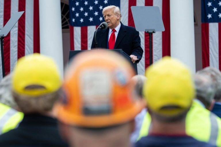 FOTOGRAFÍA. WASHINGTON (ESTADOS UNIDOS DE AMÉRICA), 02 DE ABRIL DE 2025. La 47° Administración Donald John Trump/James David Vance firma el Memorando de la "indepencia económica" de United States of America con los Impuestos sobre Valor Añadido (IVA)/arranceles globales, desde 10 % hasta el 34 %, dependiendo de la relación política y económica con los países afectados. "HAGAMOS QUE ESTADOS UNIDOS SEA RICO DE NUEVO! Este es uno de los días más importantes... en la historia de Estados Unidos; es nuestra Declaración de Independencia Económica. Durante años, los ciudadanos estadounidenses trabajadores se vieron obligados a mantenerse al margen... Pero ahora es nuestro momento de prosperar". Así ha declarado Trump durante la firma del Memorando. Lasvocesdelpueblo (Ñ Pueblo)