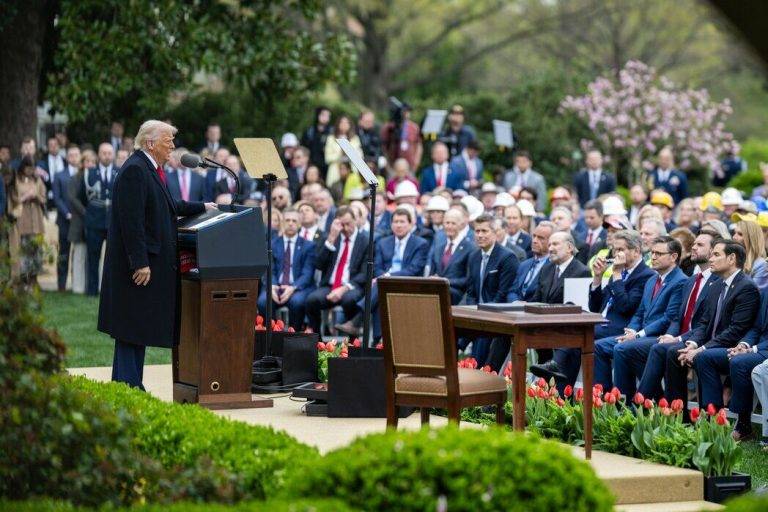 FOTOGRAFÍA. WASHINGTON (ESTADOS UNIDOS DE AMÉRICA), 02 DE ABRIL DE 2025. La 47° Administración Donald John Trump/James David Vance firma el Memorando de la "indepencia económica" de United States of America con los Impuestos sobre Valor Añadido (IVA)/arranceles globales, desde 10 % hasta el 34 %, dependiendo de la relación política y económica con los países afectados. "HAGAMOS QUE ESTADOS UNIDOS SEA RICO DE NUEVO! Este es uno de los días más importantes... en la historia de Estados Unidos; es nuestra Declaración de Independencia Económica. Durante años, los ciudadanos estadounidenses trabajadores se vieron obligados a mantenerse al margen... Pero ahora es nuestro momento de prosperar". Así ha declarado Trump durante la firma del Memorando. Lasvocesdelpueblo (Ñ Pueblo)