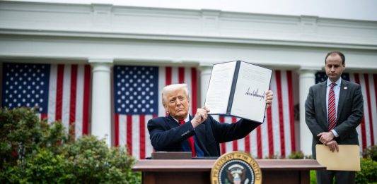 FOTOGRAFÍA. WASHINGTON (ESTADOS UNIDOS DE AMÉRICA), 02 DE ABRIL DE 2025. La 47° Administración Donald John Trump/James David Vance firma el Memorando de la "indepencia económica" de United States of America con los Impuestos sobre Valor Añadido (IVA)/arranceles globales, desde 10 % hasta el 34 %, dependiendo de la relación política y económica con los países afectados. "HAGAMOS QUE ESTADOS UNIDOS SEA RICO DE NUEVO! Este es uno de los días más importantes... en la historia de Estados Unidos; es nuestra Declaración de Independencia Económica. Durante años, los ciudadanos estadounidenses trabajadores se vieron obligados a mantenerse al margen... Pero ahora es nuestro momento de prosperar". Así ha declarado Trump durante la firma del Memorando. Lasvocesdelpueblo (Ñ Pueblo)