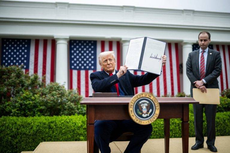 FOTOGRAFÍA. WASHINGTON (ESTADOS UNIDOS DE AMÉRICA), 02 DE ABRIL DE 2025. La 47° Administración Donald John Trump/James David Vance firma el Memorando de la "indepencia económica" de United States of America con los Impuestos sobre Valor Añadido (IVA)/arranceles globales, desde 10 % hasta el 34 %, dependiendo de la relación política y económica con los países afectados. "HAGAMOS QUE ESTADOS UNIDOS SEA RICO DE NUEVO! Este es uno de los días más importantes... en la historia de Estados Unidos; es nuestra Declaración de Independencia Económica. Durante años, los ciudadanos estadounidenses trabajadores se vieron obligados a mantenerse al margen... Pero ahora es nuestro momento de prosperar". Así ha declarado Trump durante la firma del Memorando. Lasvocesdelpueblo (Ñ Pueblo)