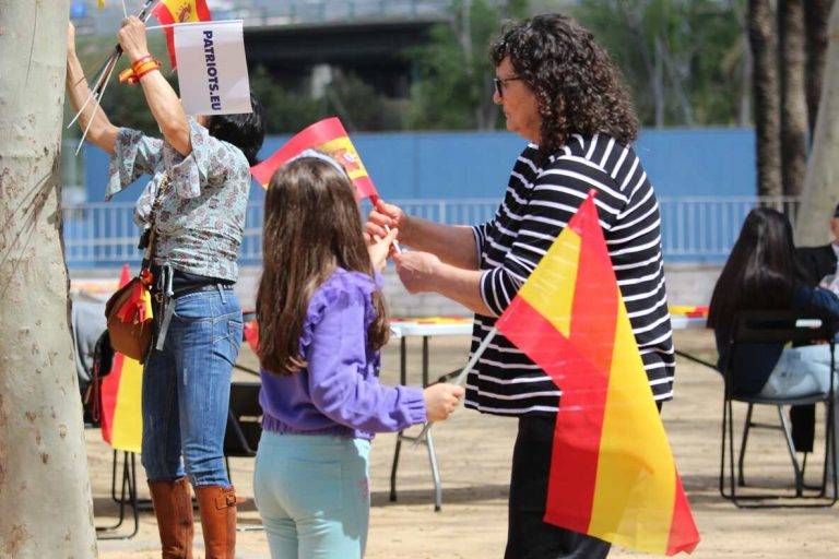 FOTOGRAFÍA. BARCELONA (CATALUÑA) REINO DE ESPAÑA, 05 DE ABRIL DE 2025. El secretario general de VOX y presidente del Grupo Parlamentario en el Parlamento de Cataluña, Ignacio Garriga Vaz de Conceçao; junto al presidente del partido en la provincia de Barcelona y portavoz del Grupo VOX Parlament de Catalunya, Joan Garriga Doménech; y el coordinador de esta formación en la ciudad de Barcelona y presidente del Grupo Municipal VOX Ayuntamiento de Barcelona, Gonzalo de Oro-Pulido Plaza; ha participado este mediodía en la "Gran Butifarrada Popular de VOX Barcelona" en el Parque Nudo Trinidad de la ciudad condal. Lasvocesdelpueblo (Ñ Pueblo)