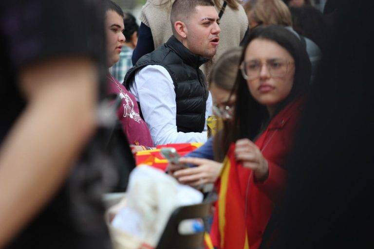 FOTOGRAFÍA. BARCELONA (CATALUÑA) REINO DE ESPAÑA, 05 DE ABRIL DE 2025. El secretario general de VOX y presidente del Grupo Parlamentario en el Parlamento de Cataluña, Ignacio Garriga Vaz de Conceçao; junto al presidente del partido en la provincia de Barcelona y portavoz del Grupo VOX Parlament de Catalunya, Joan Garriga Doménech; y el coordinador de esta formación en la ciudad de Barcelona y presidente del Grupo Municipal VOX Ayuntamiento de Barcelona, Gonzalo de Oro-Pulido Plaza; ha participado este mediodía en la "Gran Butifarrada Popular de VOX Barcelona" en el Parque Nudo Trinidad de la ciudad condal. Lasvocesdelpueblo (Ñ Pueblo)