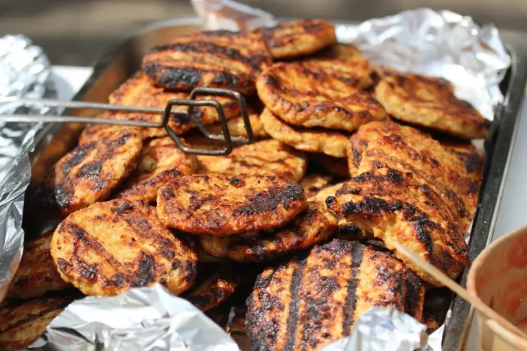 FOTOGRAFÍA. BARCELONA (CATALUÑA) REINO DE ESPAÑA, 05 DE ABRIL DE 2025. El secretario general de VOX y presidente del Grupo Parlamentario en el Parlamento de Cataluña, Ignacio Garriga Vaz de Conceçao; junto al presidente del partido en la provincia de Barcelona y portavoz del Grupo VOX Parlament de Catalunya, Joan Garriga Doménech; y el coordinador de esta formación en la ciudad de Barcelona y presidente del Grupo Municipal VOX Ayuntamiento de Barcelona, Gonzalo de Oro-Pulido Plaza; ha participado este mediodía en la "Gran Butifarrada Popular de VOX Barcelona" en el Parque Nudo Trinidad de la ciudad condal. Lasvocesdelpueblo (Ñ Pueblo)