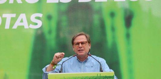 FOTOGRAFÍA. BARCELONA (CATALUÑA) REINO DE ESPAÑA, 05 DE ABRIL DE 2025. El secretario general de VOX y presidente del Grupo Parlamentario en el Parlamento de Cataluña, Ignacio Garriga Vaz de Conceçao; junto al presidente del partido en la provincia de Barcelona y portavoz del Grupo VOX Parlament de Catalunya, Joan Garriga Doménech; y el coordinador de esta formación en la ciudad de Barcelona y presidente del Grupo Municipal VOX Ayuntamiento de Barcelona, Gonzalo de Oro-Pulido Plaza; ha participado este mediodía en la "Gran Butifarrada Popular de VOX Barcelona" en el Parque Nudo Trinidad de la ciudad condal. Lasvocesdelpueblo (Ñ Pueblo)