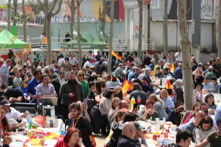 FOTOGRAFÍA. BARCELONA (CATALUÑA) REINO DE ESPAÑA, 05 DE ABRIL DE 2025. El secretario general de VOX y presidente del Grupo Parlamentario en el Parlamento de Cataluña, Ignacio Garriga Vaz de Conceçao; junto al presidente del partido en la provincia de Barcelona y portavoz del Grupo VOX Parlament de Catalunya, Joan Garriga Doménech; y el coordinador de esta formación en la ciudad de Barcelona y presidente del Grupo Municipal VOX Ayuntamiento de Barcelona, Gonzalo de Oro-Pulido Plaza; ha participado este mediodía en la "Gran Butifarrada Popular de VOX Barcelona" en el Parque Nudo Trinidad de la ciudad condal. Lasvocesdelpueblo (Ñ Pueblo)