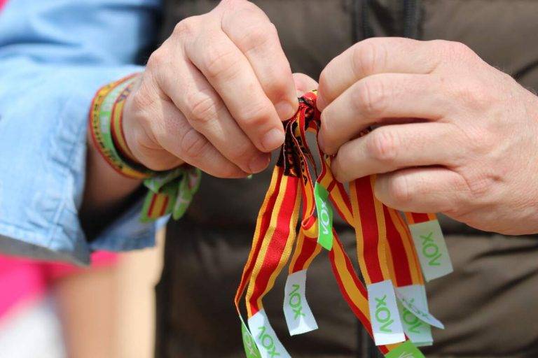 FOTOGRAFÍA. BARCELONA (CATALUÑA) REINO DE ESPAÑA, 05 DE ABRIL DE 2025. El secretario general de VOX y presidente del Grupo Parlamentario en el Parlamento de Cataluña, Ignacio Garriga Vaz de Conceçao; junto al presidente del partido en la provincia de Barcelona y portavoz del Grupo VOX Parlament de Catalunya, Joan Garriga Doménech; y el coordinador de esta formación en la ciudad de Barcelona y presidente del Grupo Municipal VOX Ayuntamiento de Barcelona, Gonzalo de Oro-Pulido Plaza; ha participado este mediodía en la "Gran Butifarrada Popular de VOX Barcelona" en el Parque Nudo Trinidad de la ciudad condal. Lasvocesdelpueblo (Ñ Pueblo)