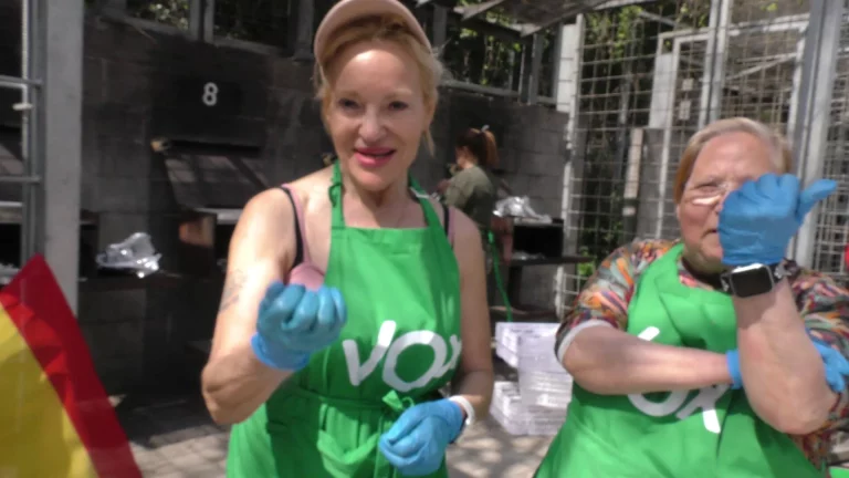 FOTOGRAFÍA. BARCELONA (CATALUÑA) REINO DE ESPAÑA, 05 DE ABRIL DE 2025. El secretario general de VOX y presidente del Grupo Parlamentario en el Parlamento de Cataluña, Ignacio Garriga Vaz de Conceçao; junto al presidente del partido en la provincia de Barcelona y portavoz del Grupo VOX Parlament de Catalunya, Joan Garriga Doménech; y el coordinador de esta formación en la ciudad de Barcelona y presidente del Grupo Municipal VOX Ayuntamiento de Barcelona, Gonzalo de Oro-Pulido Plaza; ha participado este mediodía en la "Gran Butifarrada Popular de VOX Barcelona" en el Parque Nudo Trinidad de la ciudad condal. Lasvocesdelpueblo (Ñ Pueblo)