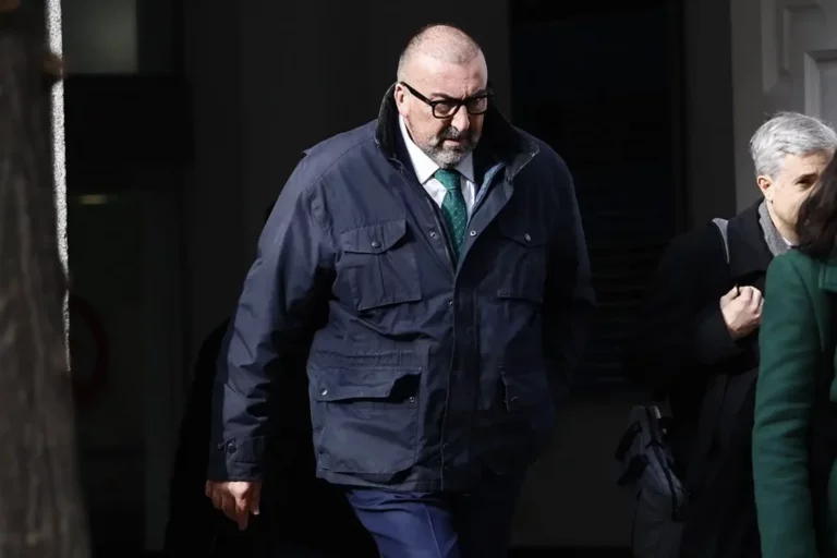 FOTOGRAFÍA. MADRID. FEBRERO DE 2025. Koldo García Izaguirre, exasesor del exministro de Transportes y secretario de Organización del Partido Socialista (PSOE), y diputado del PSOE en el Congreso de los Diputados -ahora en el Grupo Mixto-, José Luis Ábalos Meco, tras salir del Tribunal Supremo. Efe