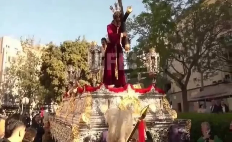 FOTOGRAFÍA. HOSPITALET DE LLOBREGAT (BARCELONA) REINO DE ESPAÑA, 18 DE ABRIL DE 2025. La Cofradía 15+1 muestra el fervor por una procesión "laica" que ya forma parte del patrimonio, con las salidas de Nuestro Padre Jesús de Nazaret y la de Nuestra Señora de Los Dolores. La procesión del Viernes Santo realizaba su paso cada año por delante del Hospital General de L'Hospitalet. Captura vídeo Efe/Lasvocesdelpueblo (Ñ Pueblo)