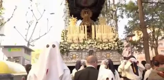 FOTOGRAFÍA. HOSPITALET DE LLOBREGAT (BARCELONA) REINO DE ESPAÑA, 18 DE ABRIL DE 2025. La Cofradía 15+1 muestra el fervor por una procesión "laica" que ya forma parte del patrimonio, con las salidas de Nuestro Padre Jesús de Nazaret y la de Nuestra Señora de Los Dolores. La procesión del Viernes Santo realizaba su paso cada año por delante del Hospital General de L'Hospitalet. Captura vídeo Efe/Lasvocesdelpueblo (Ñ Pueblo)