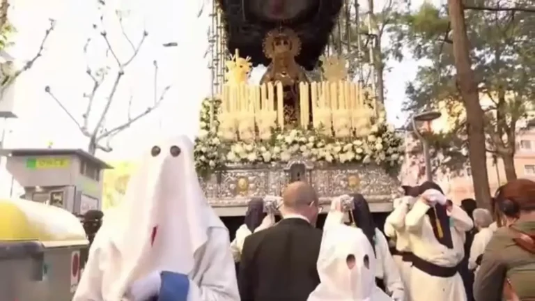 FOTOGRAFÍA. HOSPITALET DE LLOBREGAT (BARCELONA) REINO DE ESPAÑA, 18 DE ABRIL DE 2025. La Cofradía 15+1 muestra el fervor por una procesión "laica" que ya forma parte del patrimonio, con las salidas de Nuestro Padre Jesús de Nazaret y la de Nuestra Señora de Los Dolores. La procesión del Viernes Santo realizaba su paso cada año por delante del Hospital General de L'Hospitalet. Captura vídeo Efe/Lasvocesdelpueblo (Ñ Pueblo)