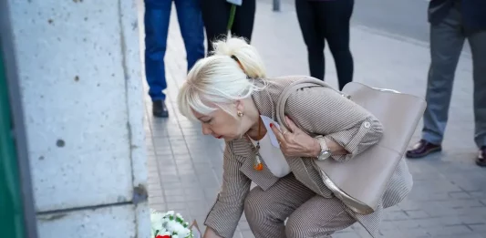FOTOGRAFÍA. HOSPITALET D ELLOBREGAT (BARCELONA) CATALUÑA (REINO D EESPAÑA), 22 DE ABRIL DE 2025. La Avenida de Isabel la Católica de Hospitalet de Llobregat (Barcelona) acogió hoy el acto de homenaje a Isabel I de Castilla (Isabel la Católica). Durante el evento, se registró la presencia de destacados representantes del partido político VOX en Hospitalet de Llobregat y en la provincia de Barcelona, como el portavoz del grupo Municipal en el Ayuntamiento de Hospitalet de Llobregat, Francisco Javier González Priego, el diputado por Barcelona al Parlament de Catalunya, Manuel Jesús Acosta Elías (Manuel Acosta), entre otros, y personalidades de la sociedad civil catalana como el docente perseguido por parte del separatismo por su rechazo al adoctrinamiento secesionista en las aulas, Francisco Oya Cámara (profesor de Historia del Instituto de Educación Secundaria (IES) Joan Boscà de Barcelona hasta 2018). Lasvocesdelpueblo (Ñ Pueblo).