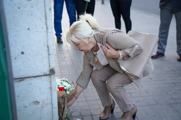 FOTOGRAFÍA. HOSPITALET D ELLOBREGAT (BARCELONA) CATALUÑA (REINO D EESPAÑA), 22 DE ABRIL DE 2025. La Avenida de Isabel la Católica de Hospitalet de Llobregat (Barcelona) acogió hoy el acto de homenaje a Isabel I de Castilla (Isabel la Católica). Durante el evento, se registró la presencia de destacados representantes del partido político VOX en Hospitalet de Llobregat y en la provincia de Barcelona, como el portavoz del grupo Municipal en el Ayuntamiento de Hospitalet de Llobregat, Francisco Javier González Priego, el diputado por Barcelona al Parlament de Catalunya, Manuel Jesús Acosta Elías (Manuel Acosta), entre otros, y personalidades de la sociedad civil catalana como el docente perseguido por parte del separatismo por su rechazo al adoctrinamiento secesionista en las aulas, Francisco Oya Cámara (profesor de Historia del Instituto de Educación Secundaria (IES) Joan Boscà de Barcelona hasta 2018). Lasvocesdelpueblo (Ñ Pueblo).