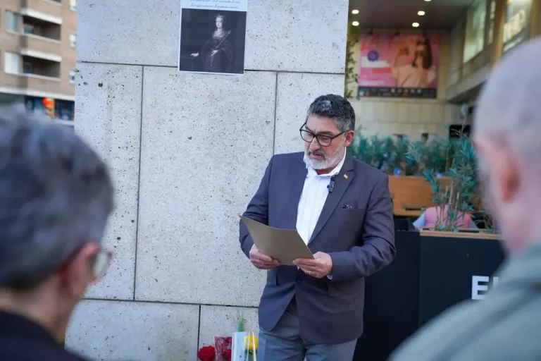 FOTOGRAFÍA. HOSPITALET D ELLOBREGAT (BARCELONA) CATALUÑA (REINO D EESPAÑA), 22 DE ABRIL DE 2025. La Avenida de Isabel la Católica de Hospitalet de Llobregat (Barcelona) acogió hoy el acto de homenaje a Isabel I de Castilla (Isabel la Católica). Durante el evento, se registró la presencia de destacados representantes del partido político VOX en Hospitalet de Llobregat y en la provincia de Barcelona, como el portavoz del grupo Municipal en el Ayuntamiento de Hospitalet de Llobregat, Francisco Javier González Priego, el diputado por Barcelona al Parlament de Catalunya, Manuel Jesús Acosta Elías (Manuel Acosta), entre otros, y personalidades de la sociedad civil catalana como el docente perseguido por parte del separatismo por su rechazo al adoctrinamiento secesionista en las aulas, Francisco Oya Cámara (profesor de Historia del Instituto de Educación Secundaria (IES) Joan Boscà de Barcelona hasta 2018). Lasvocesdelpueblo (Ñ Pueblo).