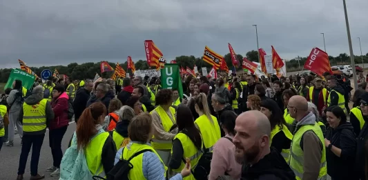 FOTOGRAFÍA. SALOU (TARRAGONA) REINO DE ESPAÑA, SÁBADO D ESILENCIO, 19 DE ABRIL DE 2025. El Grupo Municipal de VOX Ayuntamiento de Salou (Tarragona) arropa a los obreros de PortAventura World, una empresa con  parque temático más visitado de España y el sexto de Europa durante 2017 y "hasta 5,2 millones de visitantes durante 2019", en una manifestación en Salou sobre sus derechos laborales. Lasvocesdelpueblo (Ñ Pueblo)