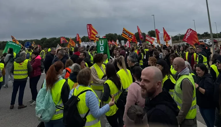 FOTOGRAFÍA. SALOU (TARRAGONA) REINO DE ESPAÑA, SÁBADO D ESILENCIO, 19 DE ABRIL DE 2025. El Grupo Municipal de VOX Ayuntamiento de Salou (Tarragona) arropa a los obreros de PortAventura World, una empresa con  parque temático más visitado de España y el sexto de Europa durante 2017 y "hasta 5,2 millones de visitantes durante 2019", en una manifestación en Salou sobre sus derechos laborales. Lasvocesdelpueblo (Ñ Pueblo)