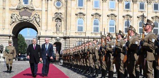 FOTOGRAFÍA. BUDAPEST (HUNGRÍA), 03 DE ABRIL DE 2025. El primer ministro del Estado de Israel, Benjamín Netanyahu, y su esposa Sara Ben-Artzi (Sara Netanyahu "Sara Ben-Artzi Netanyahu") fueron recibidos hoy con honores por el primer ministro húngaro, Viktor Orbán, y su esposa Anikó Lévai, junto con una guardia de honor, en una ceremonia celebrada en la capital del país, Budapest. Posteriormente, el primer ministro Netanyahu se reunió con el presidente húngaro, Tamas Sulyok, en el Palacio Presidencial húngaro. Hungría rechazó la orden de arresto internacional de la Corte Penal internacional de Justicia (CPIJ) contra el primer ministro hebreo y el exministro de Defensa, Yoav Gallant, al intentar esta institución internacional de Justicia comparar al Gobierno de Israel a los grupos terroristas islamofascistas y antisemitas gazatíes, Hamás ISIS e Yihad Islámica Palestina ISIS, llegando a abrir casos contra Netanyahu y Galant por los mismos delitos que los líderes asesinos terroristas neonazis. En la actualidad la CPIJ ha sido duramente sancionada por parte de la 47ª Administración de los Estados Unidos de América de Donald John Trump y James David Vance, presidente y vicepresidente de United States of America (USA) -respectivamente-. El Gobienro de Hungría ya advirtió, en palabras de su presidente Víctor Orbán, que el mandatario israelí es la bienvenida en Hungría cuando quiera.  Lasvocesdelpueblo (Ñ Pueblo)