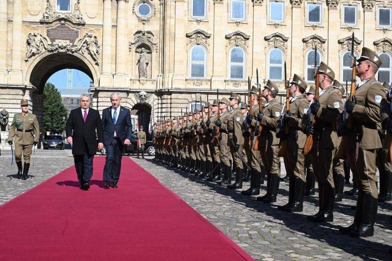 FOTOGRAFÍA. BUDAPEST (HUNGRÍA), 03 DE ABRIL DE 2025. El primer ministro del Estado de Israel, Benjamín Netanyahu, y su esposa Sara Ben-Artzi (Sara Netanyahu "Sara Ben-Artzi Netanyahu") fueron recibidos hoy con honores por el primer ministro húngaro, Viktor Orbán, y su esposa Anikó Lévai, junto con una guardia de honor, en una ceremonia celebrada en la capital del país, Budapest. Posteriormente, el primer ministro Netanyahu se reunió con el presidente húngaro, Tamas Sulyok, en el Palacio Presidencial húngaro. Hungría rechazó la orden de arresto internacional de la Corte Penal internacional de Justicia (CPIJ) contra el primer ministro hebreo y el exministro de Defensa, Yoav Gallant, al intentar esta institución internacional de Justicia comparar al Gobierno de Israel a los grupos terroristas islamofascistas y antisemitas gazatíes, Hamás ISIS e Yihad Islámica Palestina ISIS, llegando a abrir casos contra Netanyahu y Galant por los mismos delitos que los líderes asesinos terroristas neonazis. En la actualidad la CPIJ ha sido duramente sancionada por parte de la 47ª Administración de los Estados Unidos de América de Donald John Trump y James David Vance, presidente y vicepresidente de United States of America (USA) -respectivamente-. El Gobienro de Hungría ya advirtió, en palabras de su presidente Víctor Orbán, que el mandatario israelí es la bienvenida en Hungría cuando quiera.  Lasvocesdelpueblo (Ñ Pueblo)